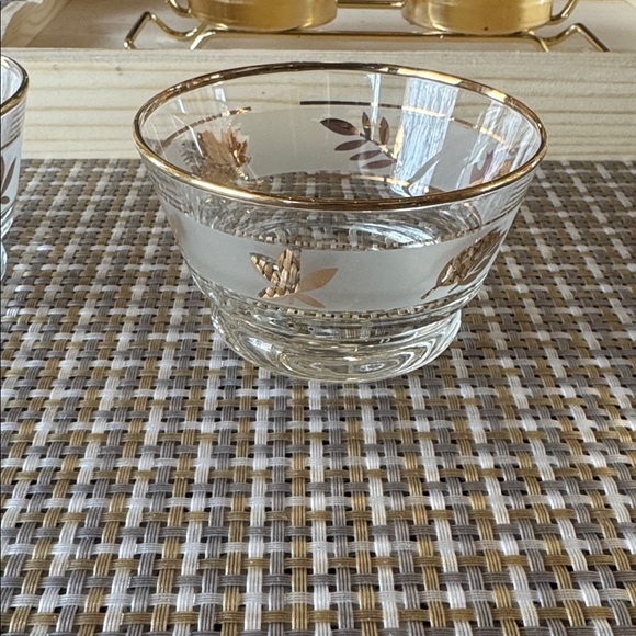 Libbey Frosted and Golden Leaf Pattern Serveware Set - Picture 6 of 14